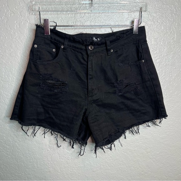 BNWOT Black Distressed Hem Shorts W/ Small Rips - Picture 2 of 7